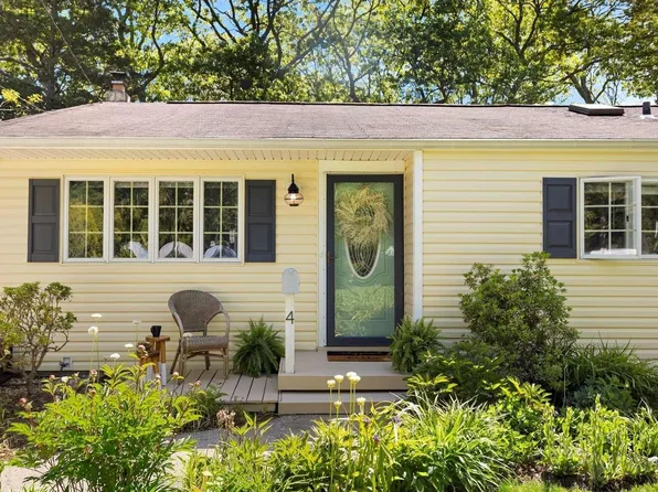 4 Beebe Place, Blue Point, NY 11715