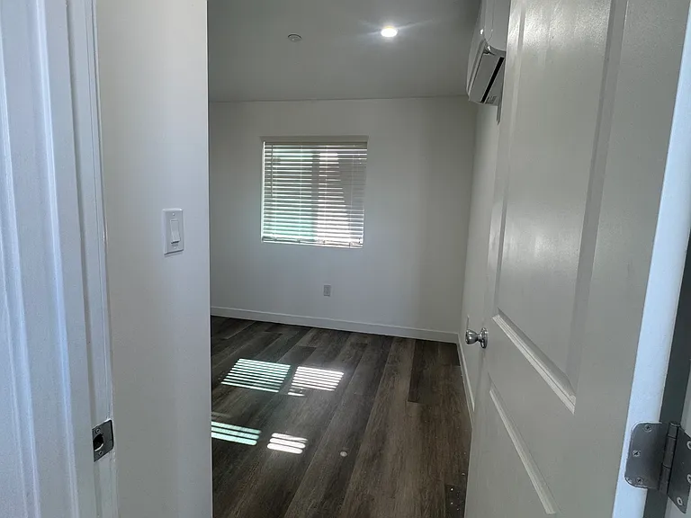 11600 S San Pedro St — Photo 4