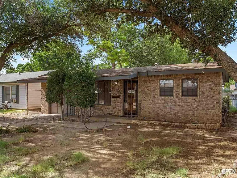 2920 Cunningham Dr — Photo 2