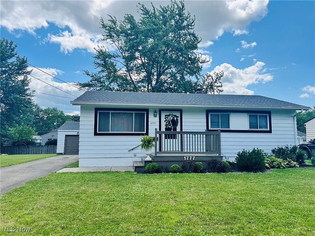1777 Lynn Mar Ave photo 1