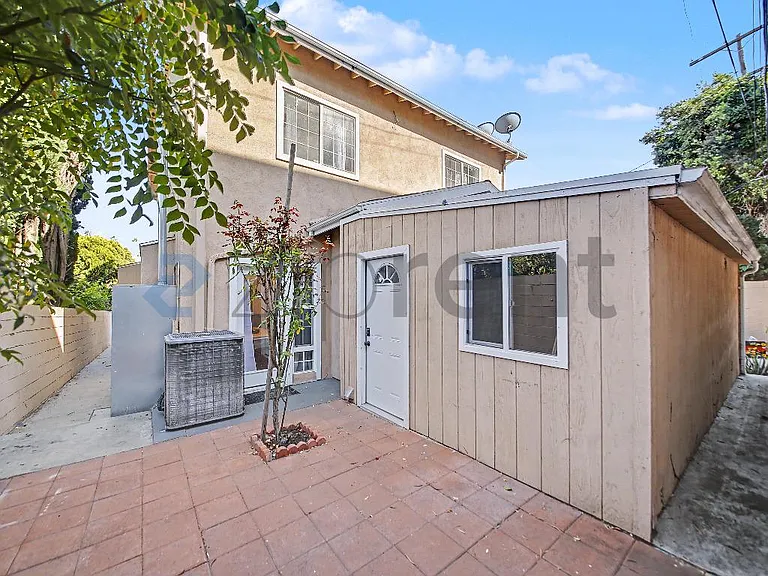 233 S Benton Way — Photo 4