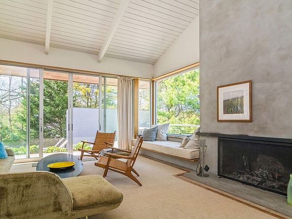 3rd image of 31 Oyster Pond Ln