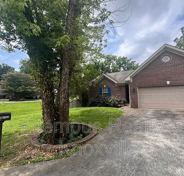 1333 Willmann Ln — Photo 1