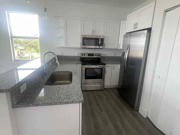 275 SW 4th St #220 — Photo 21