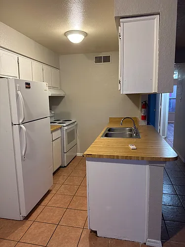 928 San Pedro Dr SE #4 Photo 1