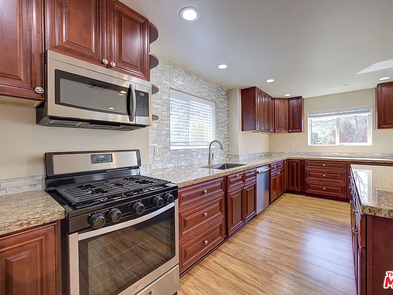 585 Branch St — Photo 9