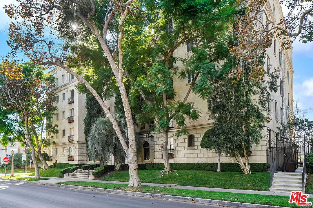 1 bed, 1.0 bath, 848 sqft, $4,200 — Photo 2
