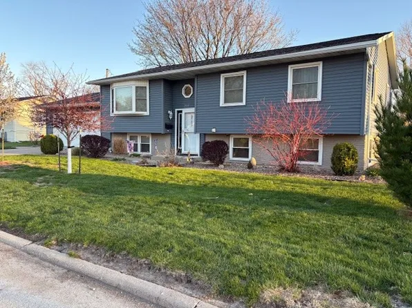 2068 Brookland Dr NE, Cedar Rapids, IA 52402