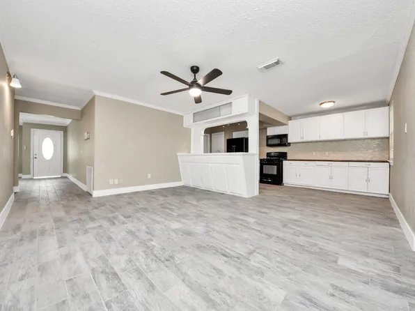 212 Harold Ln, Baytown, TX 77521