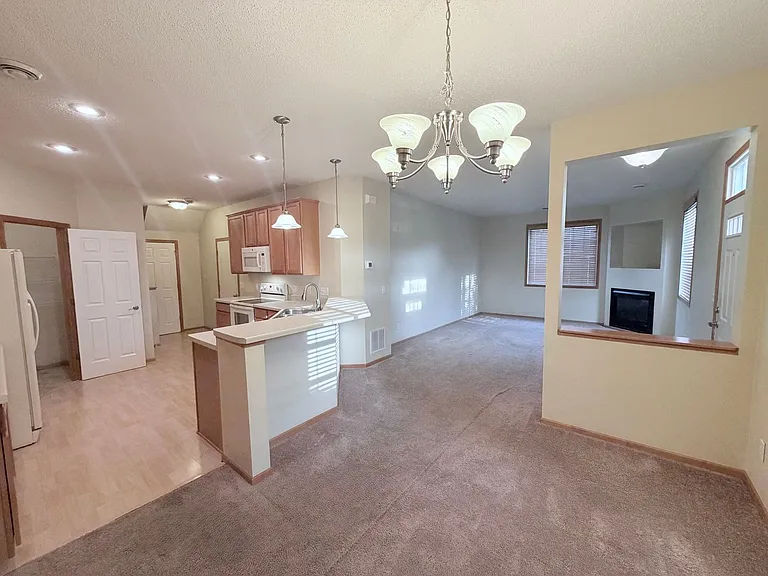 10800 Hawthorn Trl #E — Photo 3