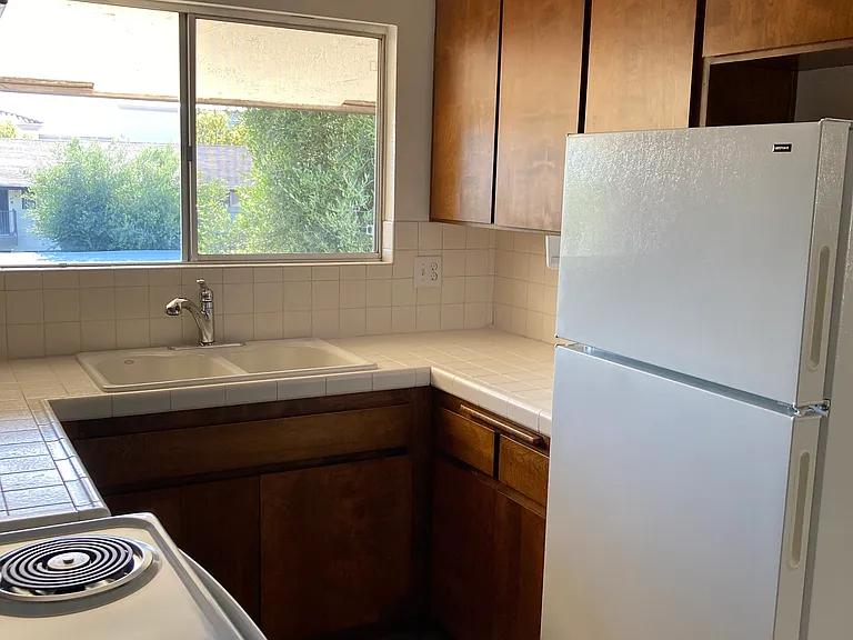 1052 Vale Terrace Dr — Photo 3