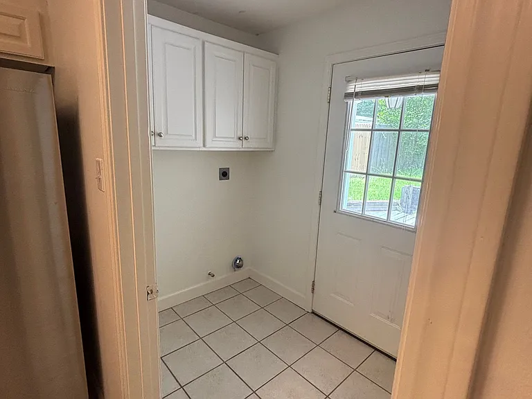 907 Arnold St — Photo 3