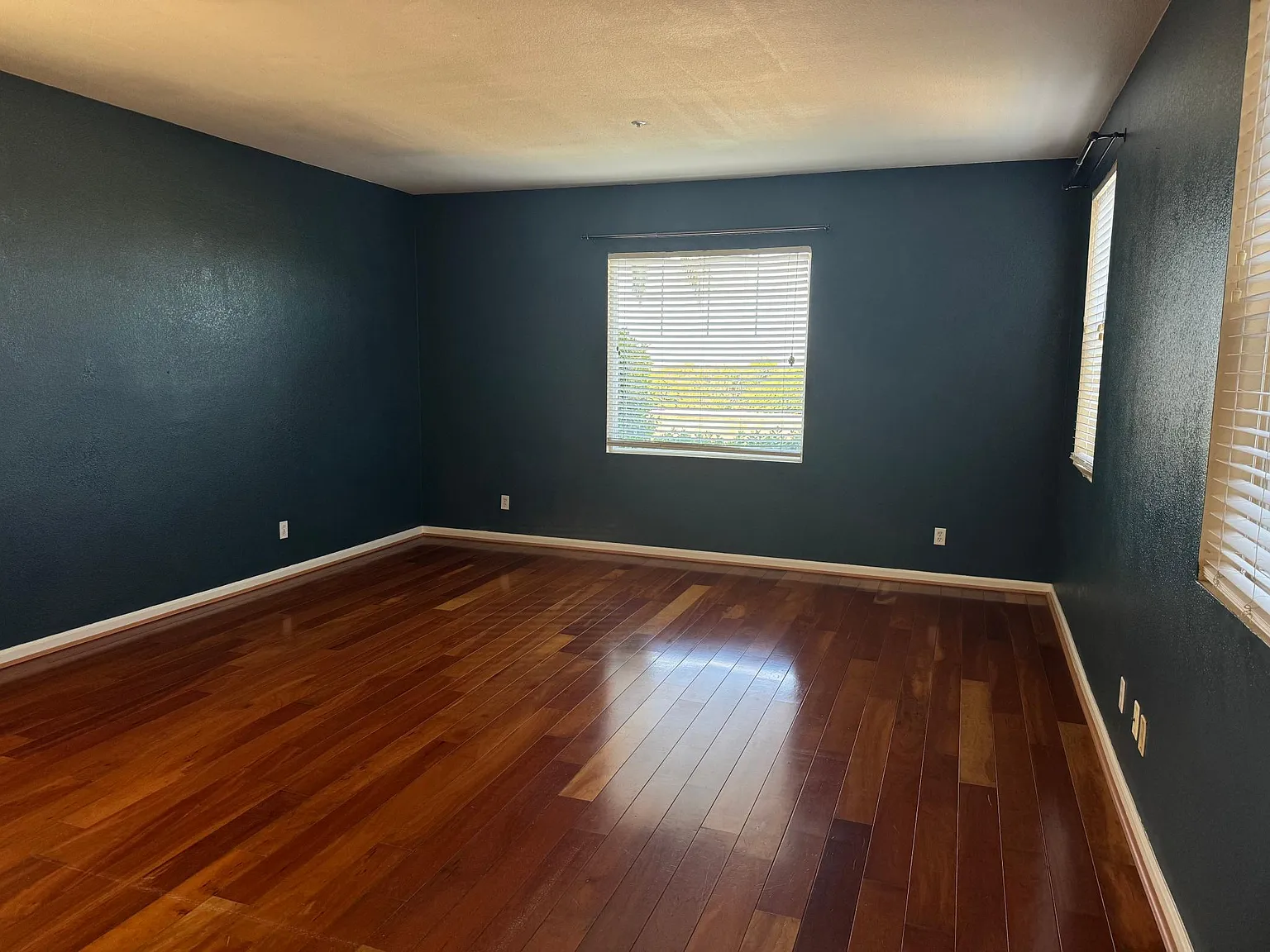 4 bed, 3301 sqft, $4,400 — Photo 3