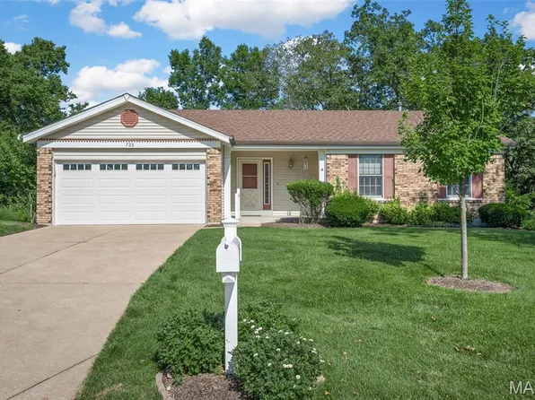 725 Carriage Trail Dr, O'Fallon, MO 63368