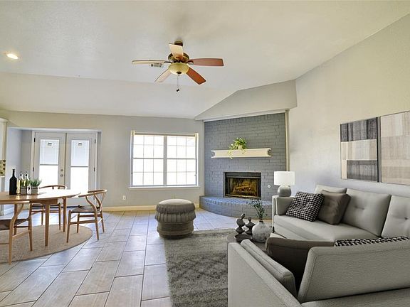 3rd image of 923 Castle Rd