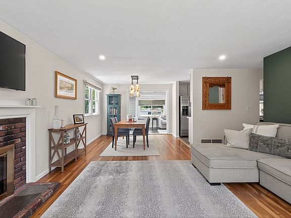 3rd image of 60 Riverview Cir
