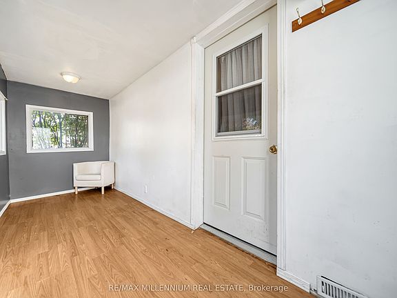 3rd image of 173 Barrie Rd