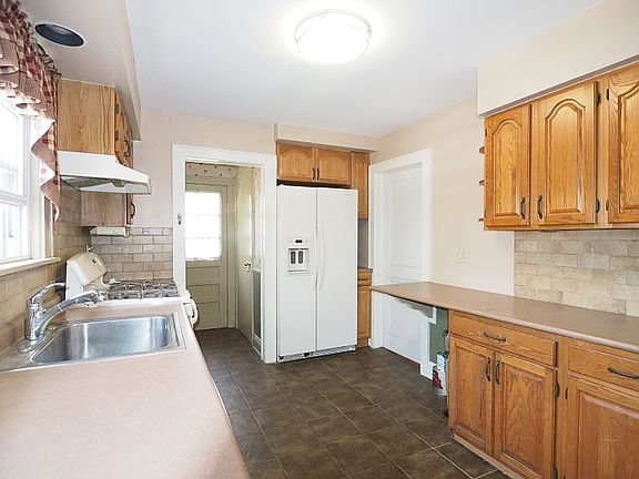 5th image of 201 Davison Ave