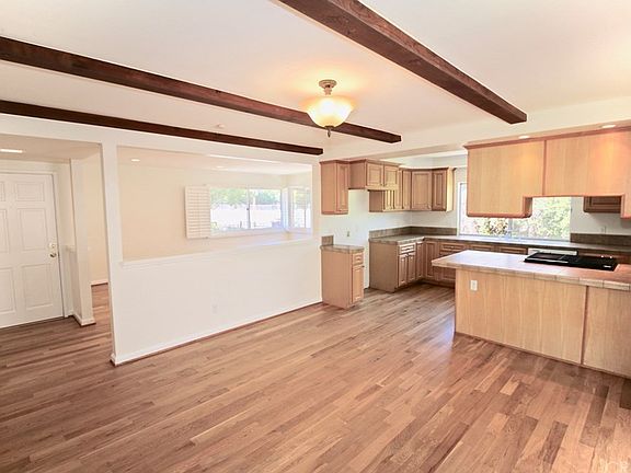 4th image of 8008 Woodlake Ave