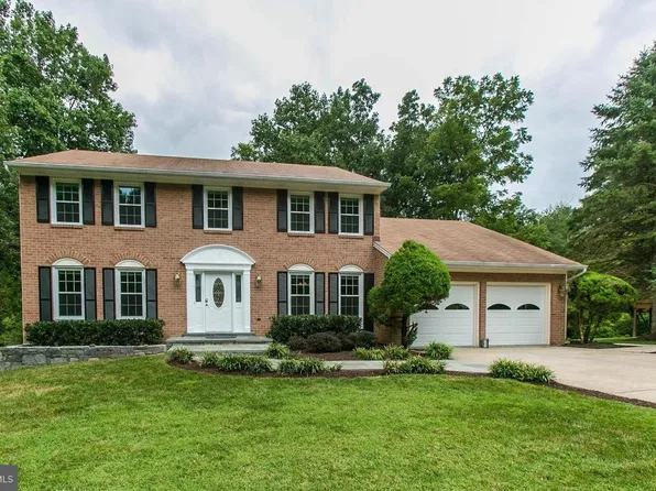 9614 Locust Hill Dr, Great Falls, VA 22066