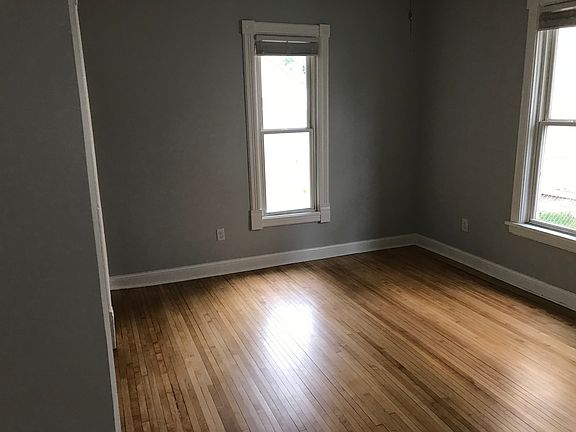 3rd image of 811 Lowry Ave NE Unit 1
