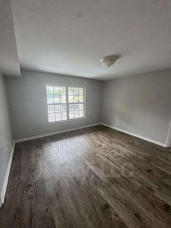 3 bed, 1.0 bath, $995 — Photo 2