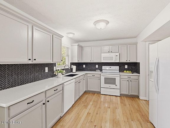 5th image of 11903 Stable Springs Dr
