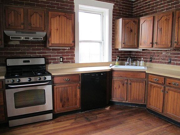 Dine-in kitchen with walk-in pantry