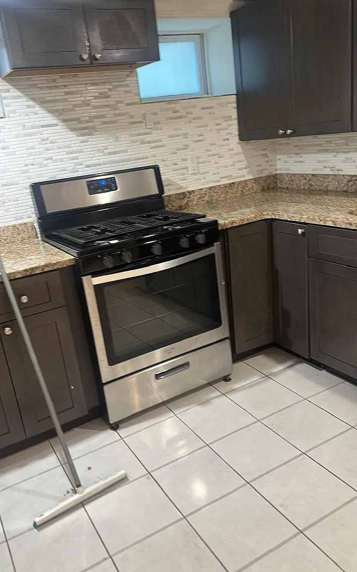 3 bed, 800 sqft, $2,500 — Photo 3
