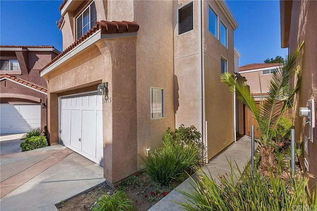 3 bed, 2.5 bath, 1058 sqft, $3,475 — Photo 3