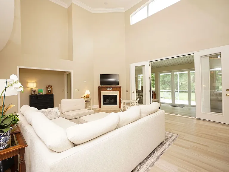 1534 Glenlake Cir — Photo 12