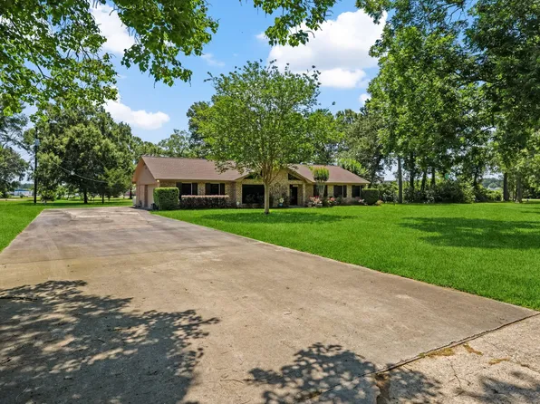 104 Shady Ln, Dayton, TX 77535