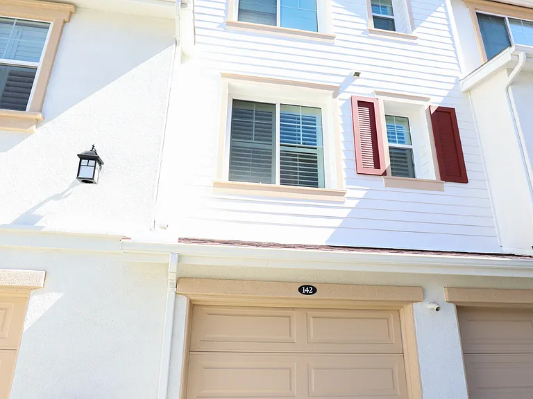770 Harbor Cliff Way #142 — Photo 2