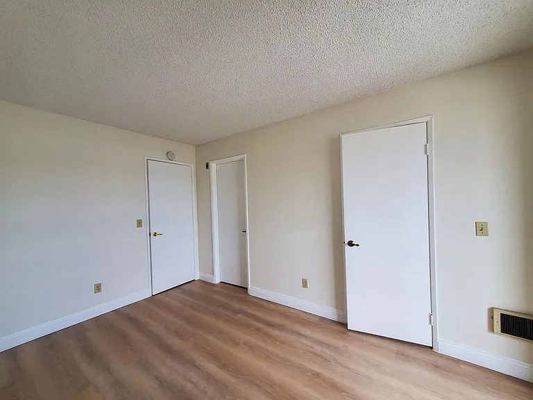 Santa Fe Manor — Photo 11