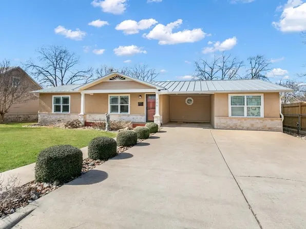 706 N Washington St, Fredericksburg, TX 78624