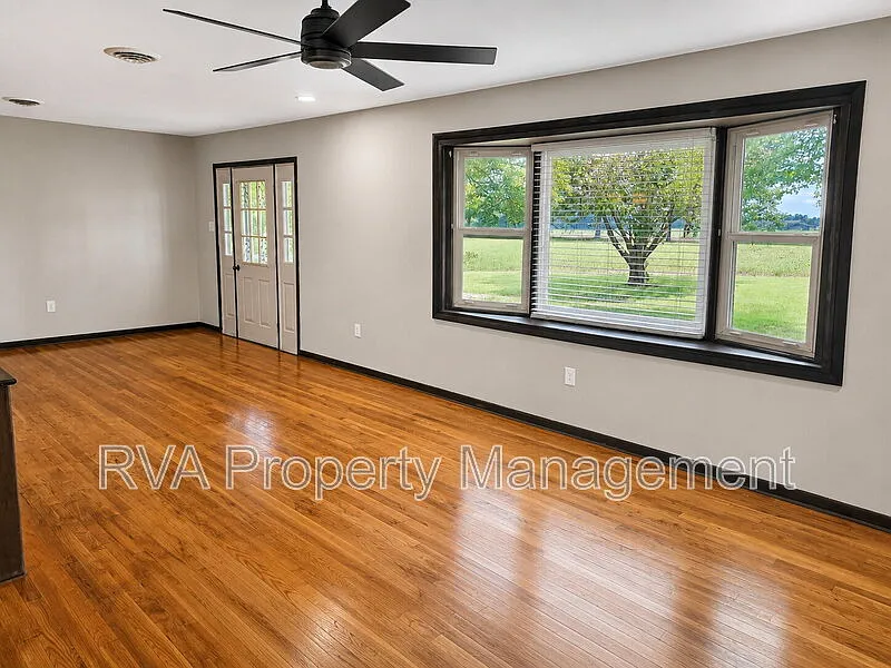 4 bed, 2.0 bath, 2600 sqft, $2,750 — Photo 3