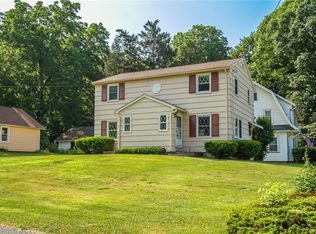827 Harmon Rd, Penfield, NY 14526