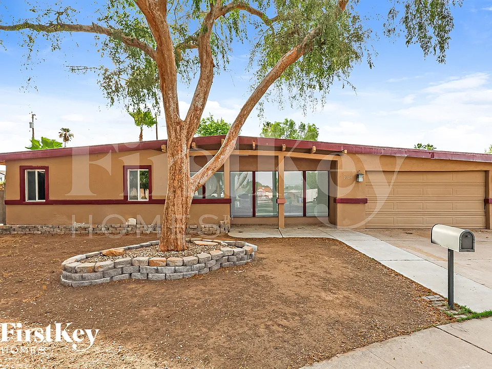 2028 W Schell Dr