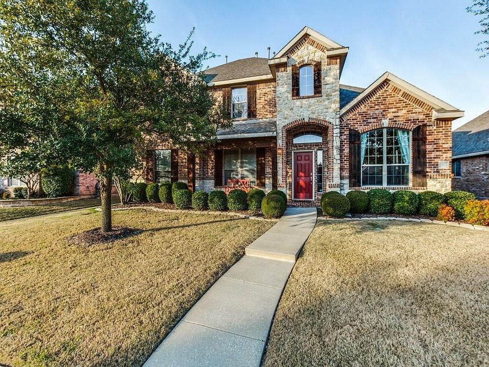 Stunning 5 bedroom, 4 bath home with Salt Water Pool