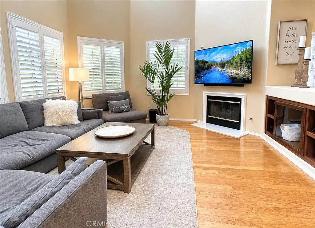 3 bed, 1610 sqft, $4,550 — Photo 3