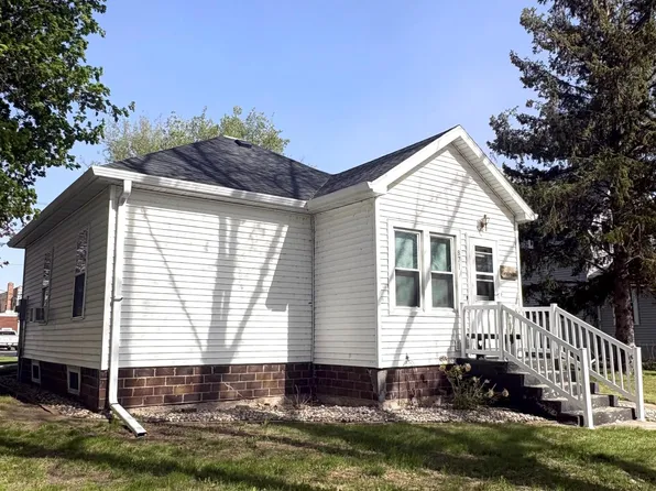 871 7th St, Dawson, MN 56232