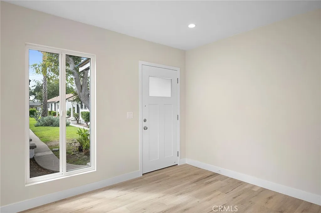 2 bed, 1.5 bath, 925 sqft, $2,695 — Photo 3