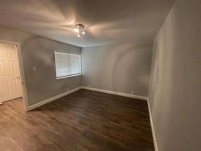 309 NE Murphy Rd — Photo 3