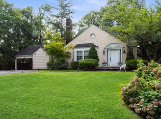 2 Great Oaks Rd, Roslyn Heights, NY 11577