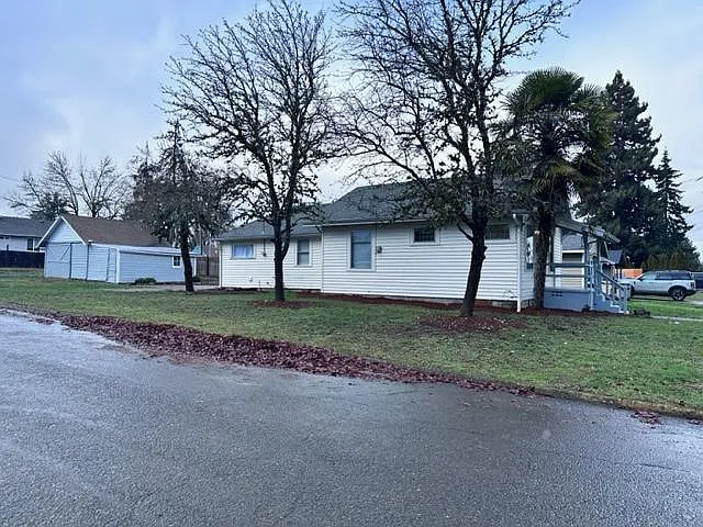 1391 SW Brown St — Photo 1
