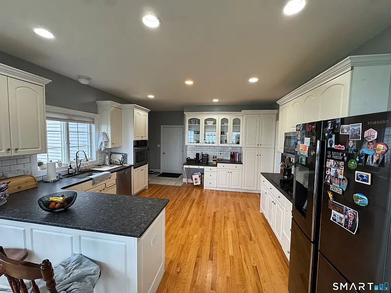 556 Hill St — Photo 6