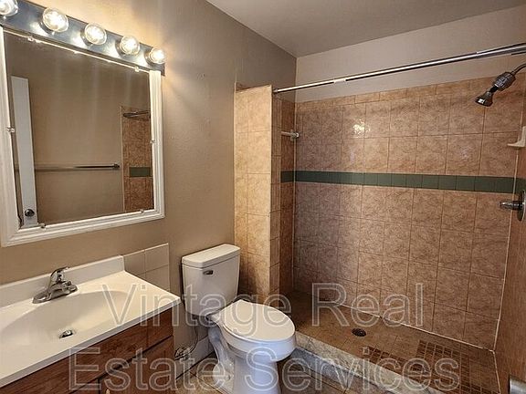 3rd image of 905 Old Field Dr