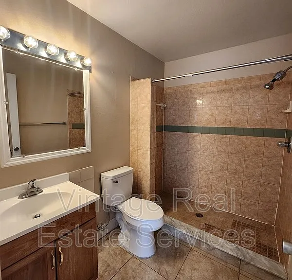 905 Old Field Dr — Photo 3