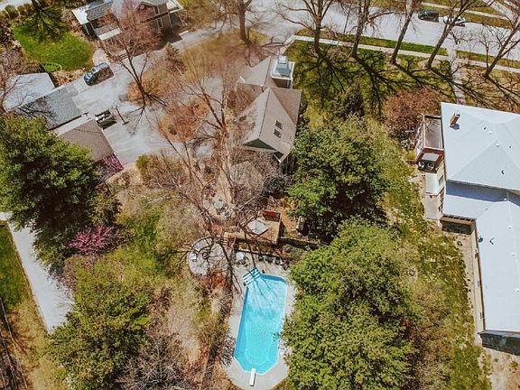 4th image of 407 E Clarinda Ave