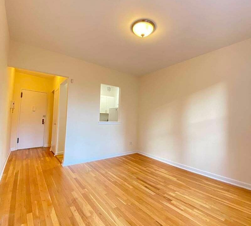 1st image of 211 E 89th St #14